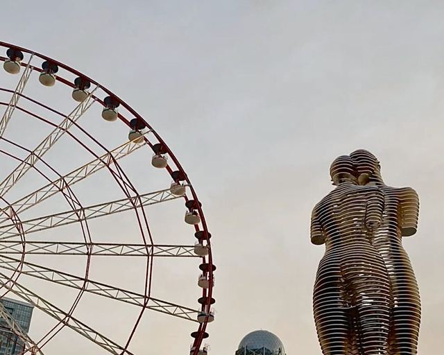 The Ferris wheel and the “Ali and Nino” sculpture in Batumi