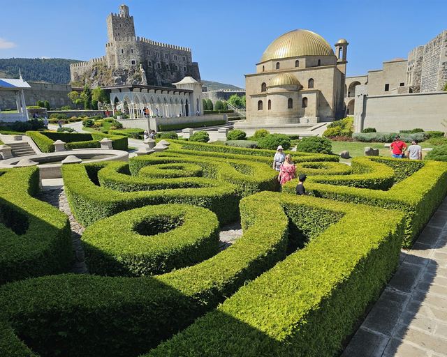 Rabati Castle and a garden with a green maze